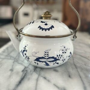 **Vintage** White and Blue Floral Teapot